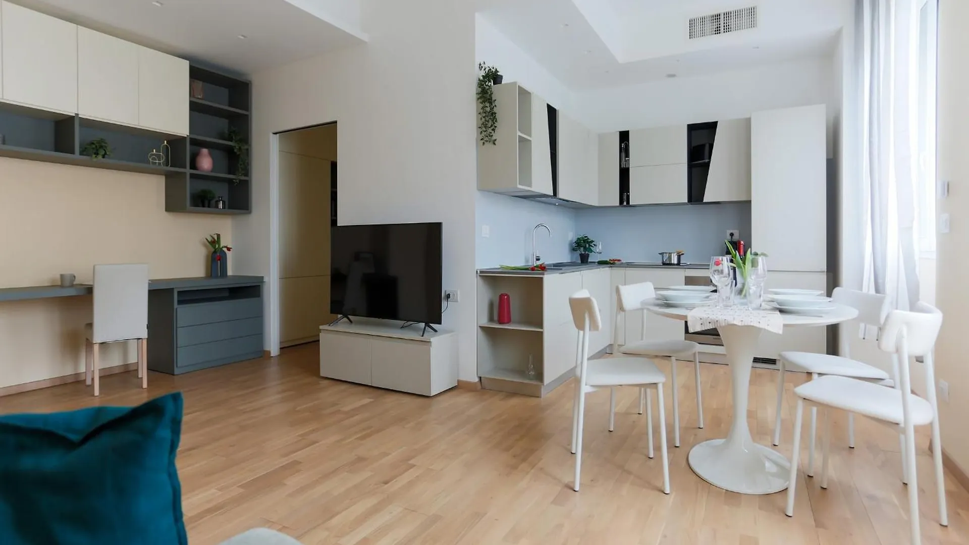 The Best Rent - Bright One-Bedroom Apartment In Corso Vittorio Emanuele II Milano