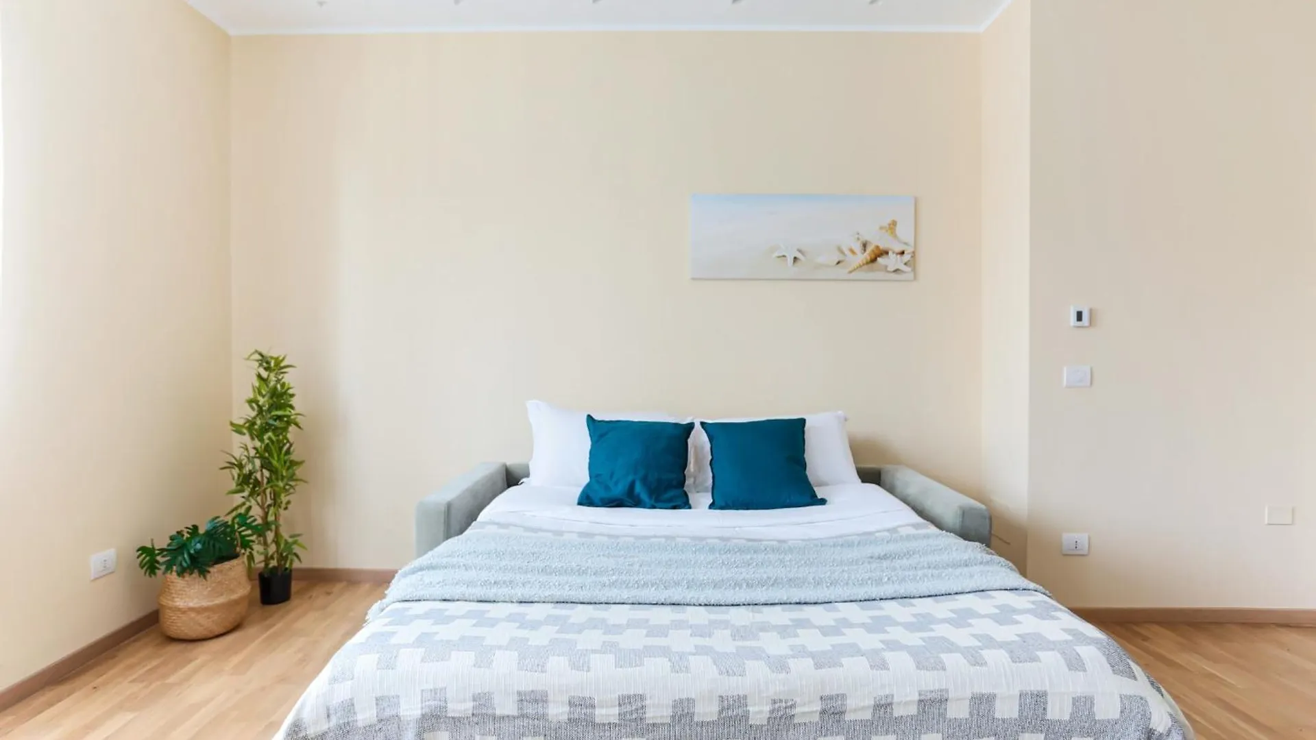 The Best Rent - Bright One-Bedroom Apartment In Corso Vittorio Emanuele II Milan