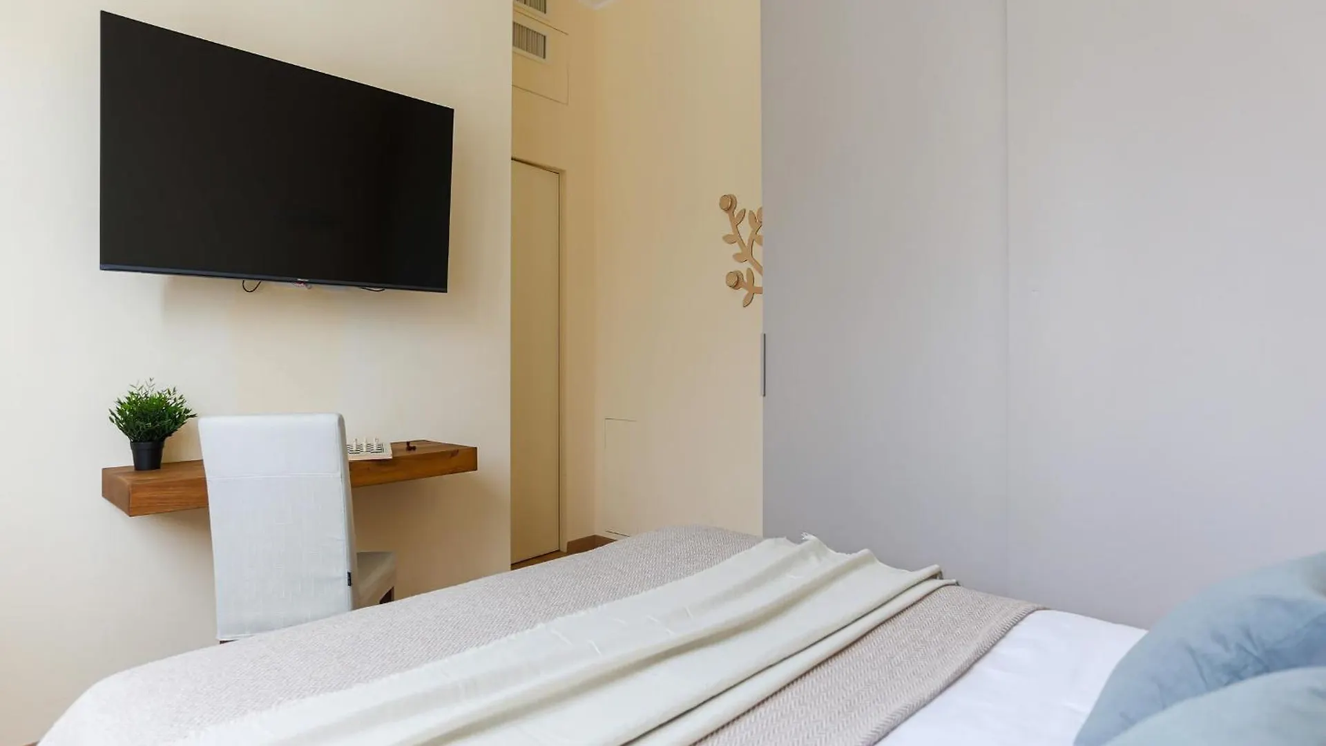 The Best Rent - Bright One-Bedroom Apartment In Corso Vittorio Emanuele II Milan Italy